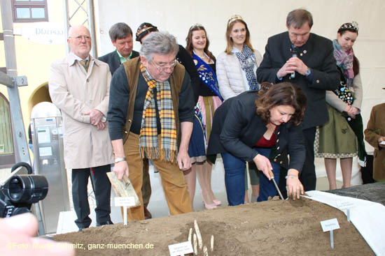 Spargelanstich 2017 mit Dahoam is Dahom Schauspielerin Chritine Reimer (spielt die "Moni" in der Serie) (©Foto. Martin Schmitz)